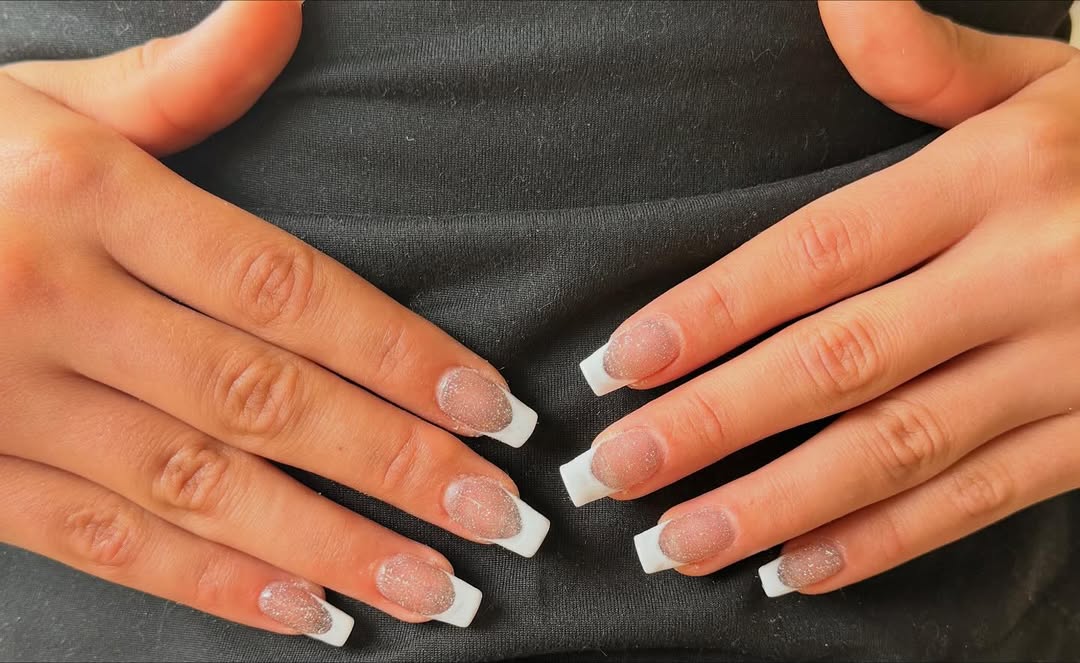 Pose d'ongles French pailleté par Eva — Beauty Studio Lutry