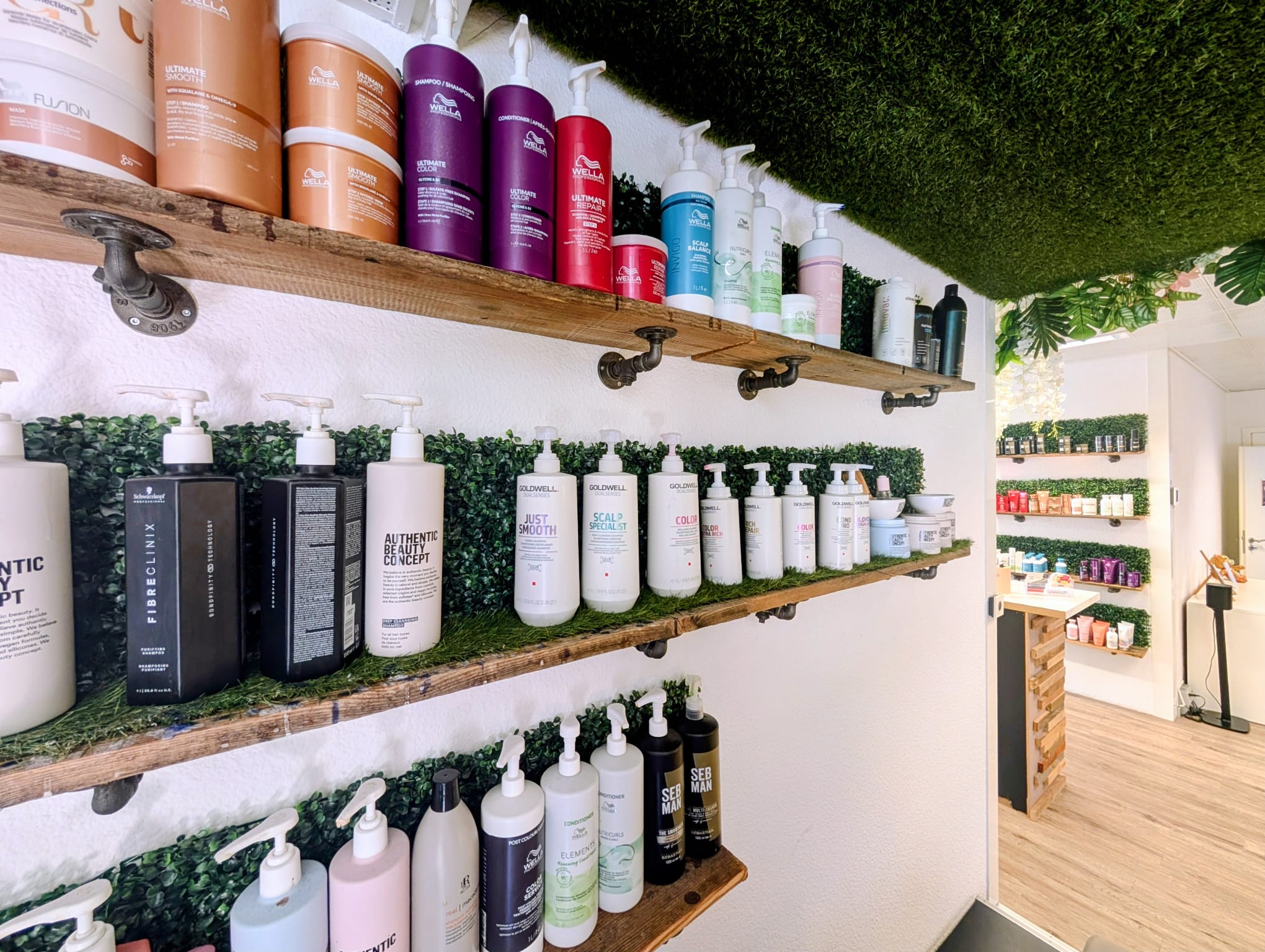 Mur de produits capillaires professionnels du salon