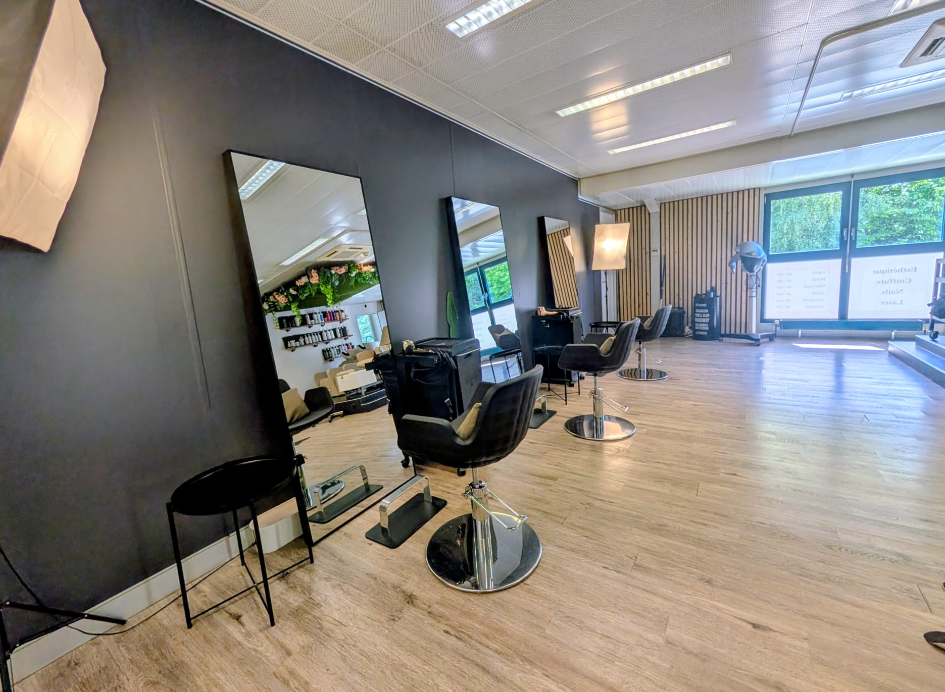 Espace coiffure baigné de lumière au Beauty Studio